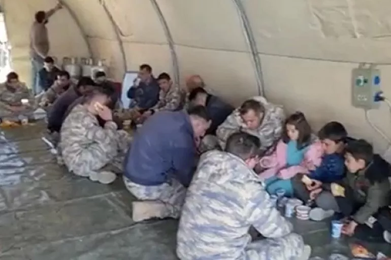 En güzel sofra! Mehmetçik ile depremzede çocuklar birlikte yemek yedi