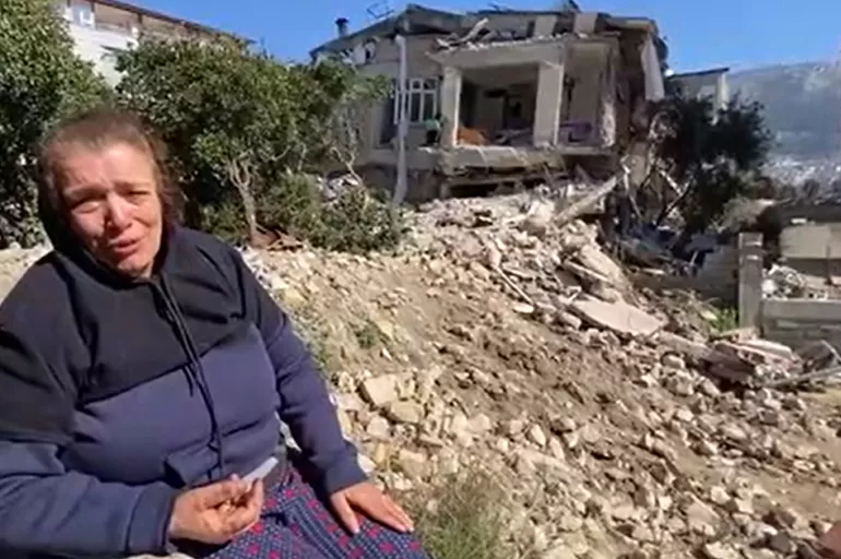 Enkaz altındaki kadını Suriyeli komşusu sağ olarak kurtardı!