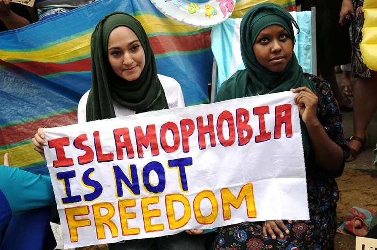 Fransa'da İslamofobinin sonu yok : Başörtülü anneye sanal linç