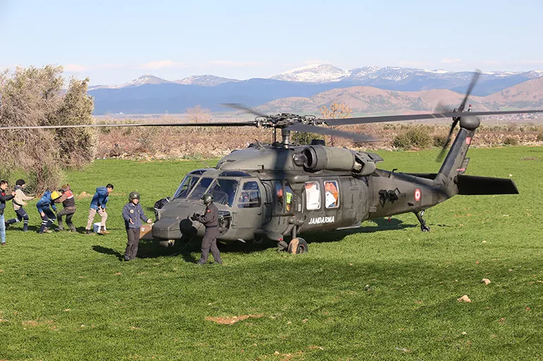 Gaziantep'te depremzedelere helikopterle yardım dağıtıldı