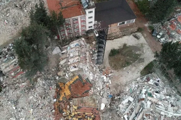 Hatay'da deprem felaketinin ardından 7 katlı binadan geriye yangın merdiveni kaldı