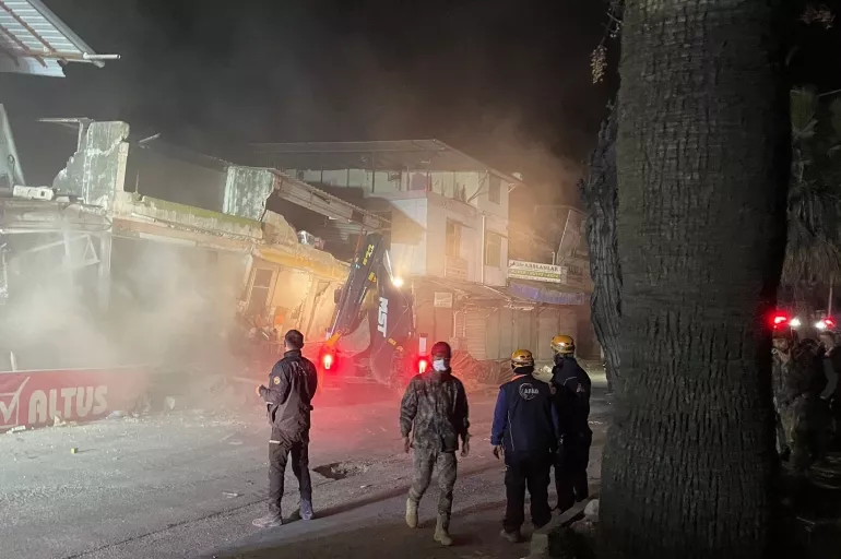 Hatay'da deprem sonrası bir iş yeri çöktü, yangın çıktı