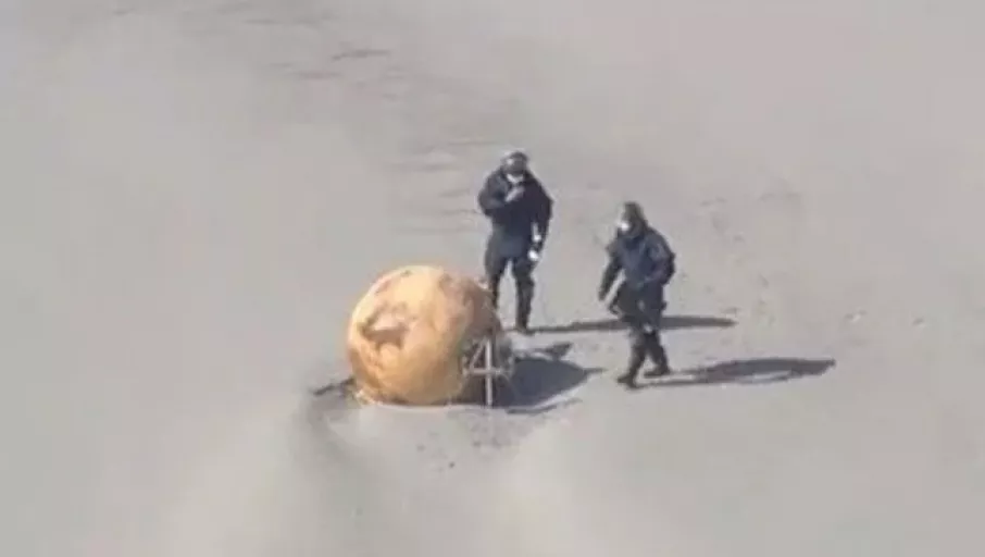 Japonya'da 'gizemli top' paniği! Sahili kapattılar