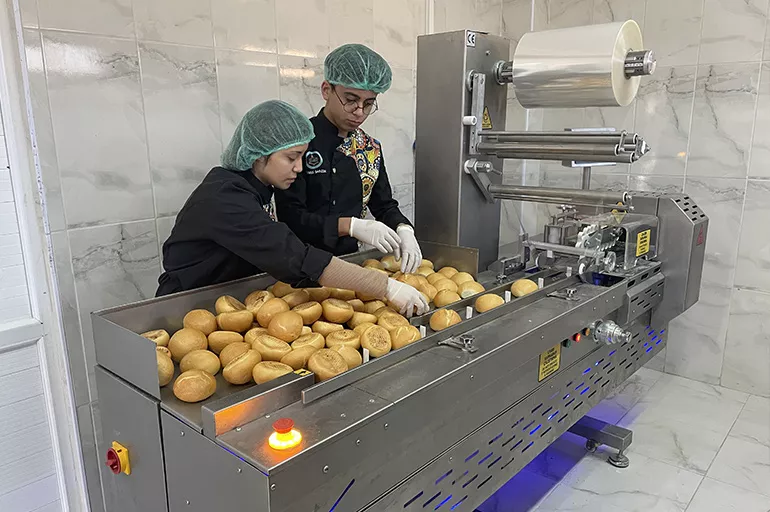 MEB depremzedeler için seferber: Depremzedeler için okullarda 1,6 milyon ekmek üretildi