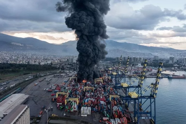 MSB açıkladı: İskenderun Limanındaki yangın söndürüldü
