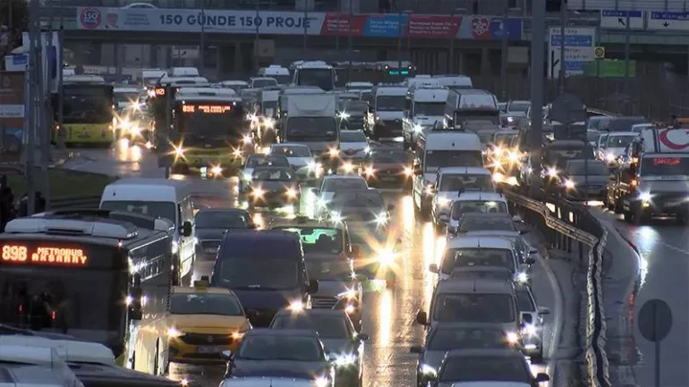 Okulların açılmasıyla trafik yoğunluğu başladı! İstanbul'da trafik yüzde 72