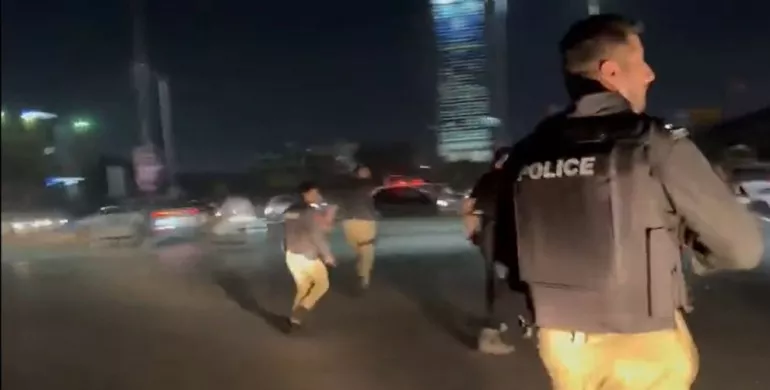 Pakistan'da Emniyet Müdürlüğü'ne silahlı saldırı
