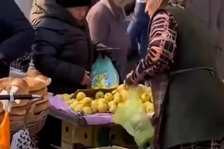 Pazarcıdan şok hareket! Müşteriye çürük elma poşetini verdi