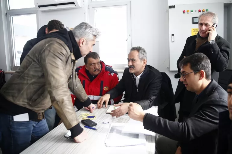 Son dakika: Bakan Özer açıkladı! Deprem bölgelerinde 2. dönem devam şartı kaldırıldı
