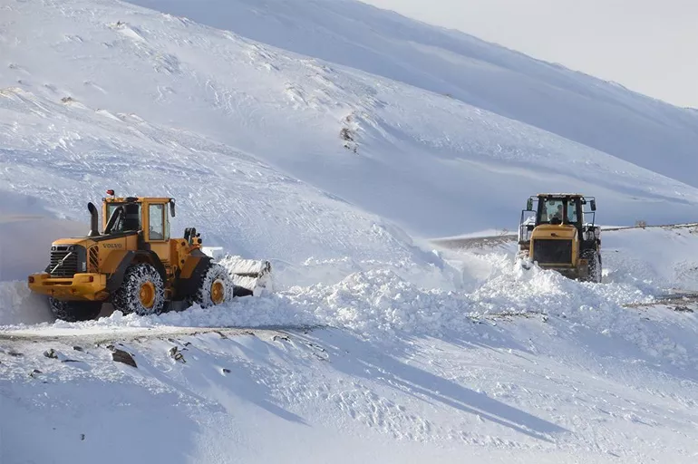 Son dakika: Kar yağışı yolları kapattı! Doğu Anadolu'da  2 bin 348 yerleşim yerine ulaşılamıyor