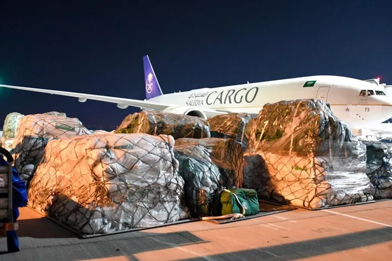 Suudi Arabistan'ın gönderdiği  75 tonluk yardım malzemesi Türkiye'ye ulaştı!