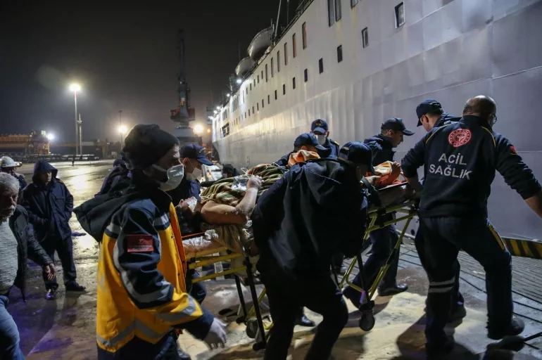 TCG İskenderun gemisi Hatay'da! Deprem bölgesinden yaralı tahliyesi başladı