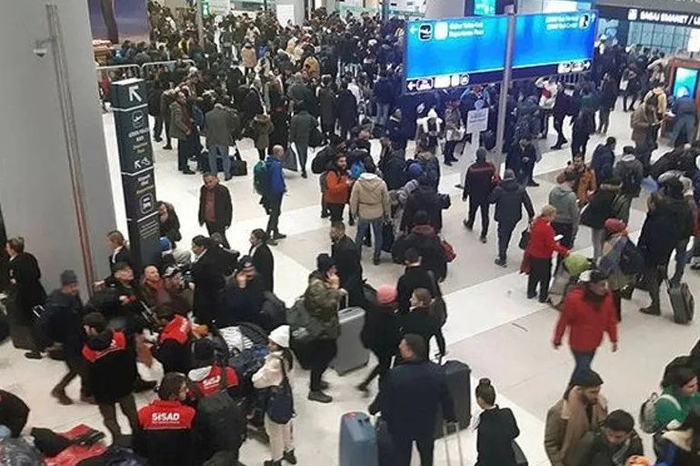 Türkiye acıya karşı tek yürek oldu! Yardım gönüllüleri havalimanına akın etti!
