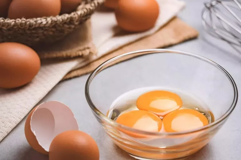 Yumurtaların bozulduğu nasıl anlaşılır? Buzdolabının hangi bölümünde muhafaza etmek gerekiyor?
