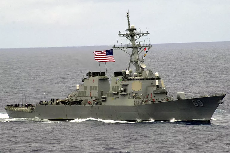 ABD savaş gemisi sınırı geçti: Asya Pasifik'te gerilim artıyor