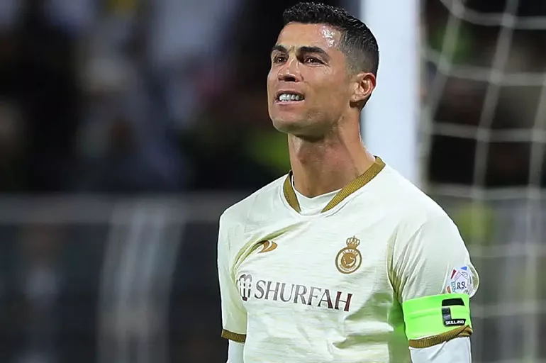 Al Nassr'ın liderliği kaybettiği maçta Cristiano Ronaldo çılgına döndü! Şişeleri tekmeledi...