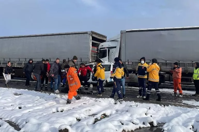 Anadolu Otoyolu'nun Bolu kesiminde zincirleme kaza! Ankara istikameti ulaşıma kapandı