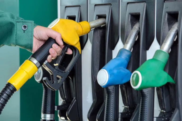 Araç sahiplerinin dikkatine: Akaryakıt fiyatlarına indirim sonrası benzin-motorin fiyatlarında litre fiyatı bakın kaç lira? Pompaya ne kadar yansıdı