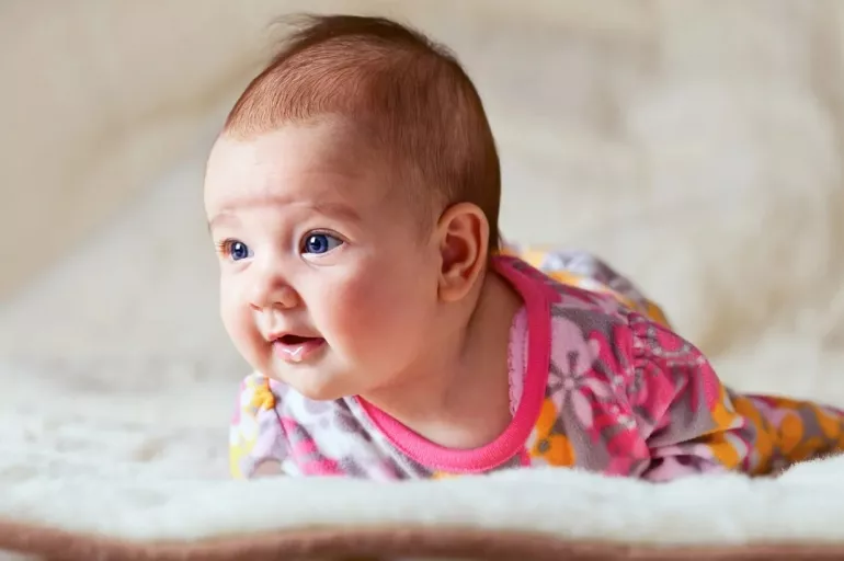 Bebekler ne zaman net görmeye başlar? 5 duyu organının gelişimi nasıldır?