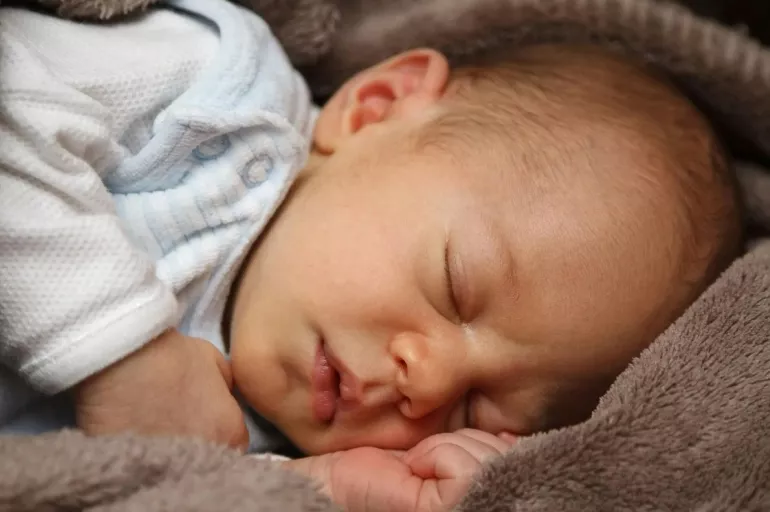 Bebeklerde yastık kullanılır mı?  Yenidoğan bebeklerin ilk yastıkları nasıl olmalı?