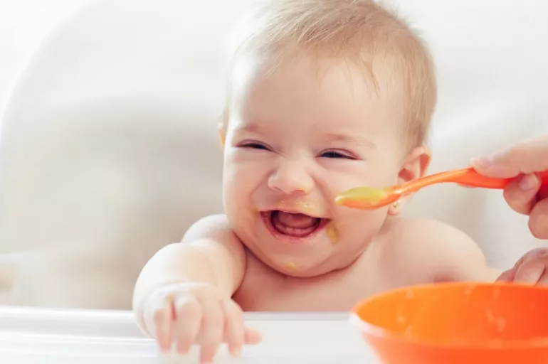 Çocuğu beslerken yapılan hatalar fazla kiloya yol açıyor! Bebekler ve okul öncesi dönemdeki çocuklar nasıl beslenmeli?