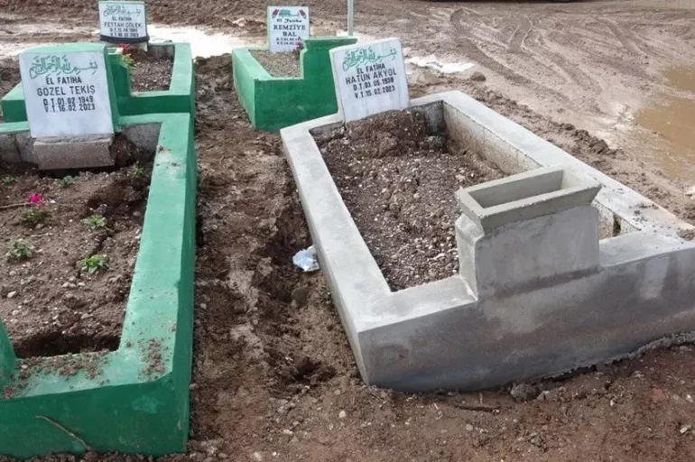 Diyarbakır'ı yağmur vurdu depremzedelerin mezarları çöktü