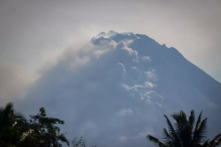 Endonezya'da yanardağ harekete geçti! Küller gökyüzünü kapattı