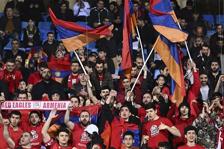Ermenistan tribünlerinden büyük saygısızlık: İstiklal Marşı'nı ıslıkladılar!
