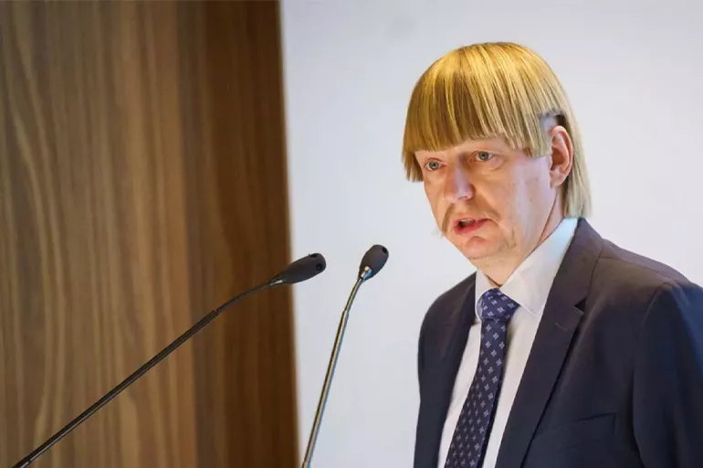 Estonyalı siyasetçi saçlarıyla gündemde