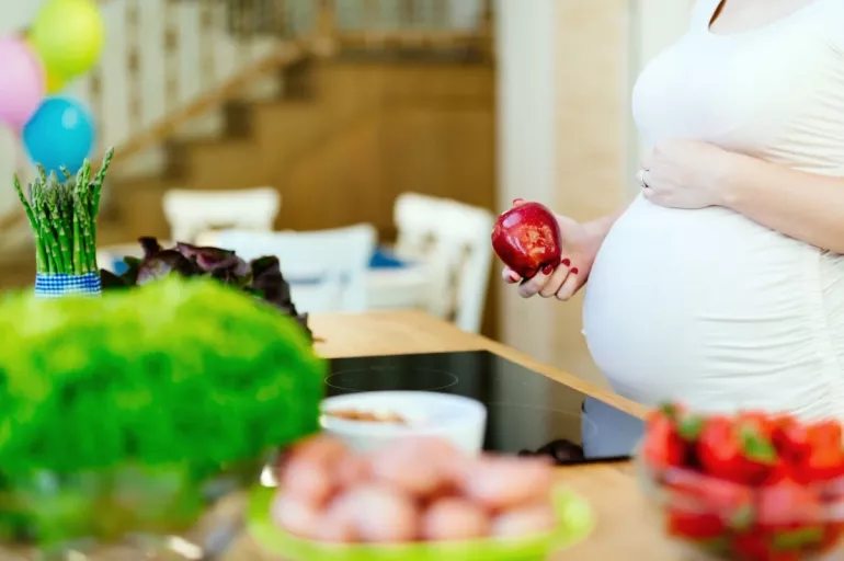 Hamileyken iki kişilik yemek doğru mu? Doğacak olan çocukta diyabet görülme riskini artırıyor