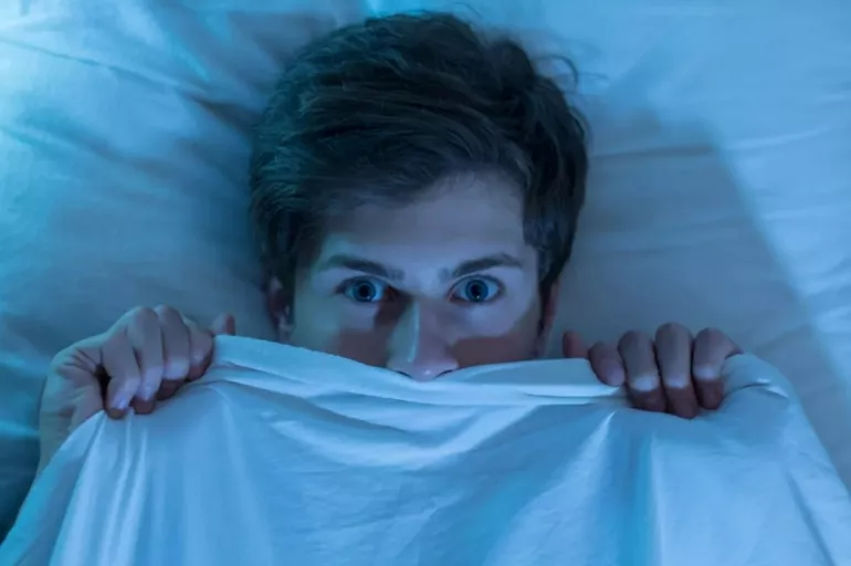 Hiç uykudayken düşüyormuş gibi hissettiniz mi? İşte Hipnagojik Spazm adı verilen durumun nedeni