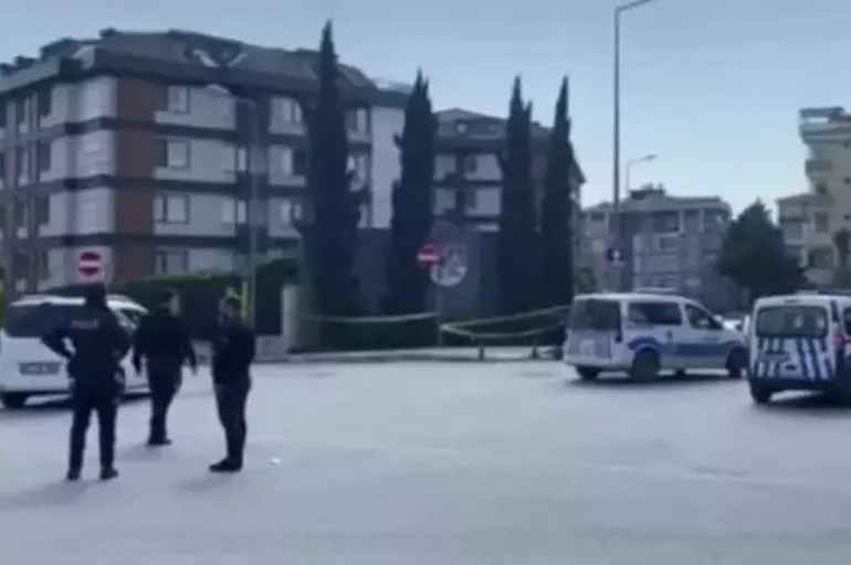 İstanbul'da hareketli dakikalar! Adliye önünde silahlı saldırı: 1'i ağır 3 yaralı