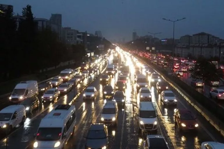 İstanbul'da trafiğe çıkacaklar dikkat! Yoğunluk yüzde 90'a ulaştı