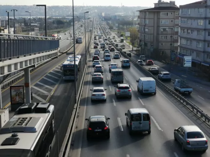 İstanbul yeni haftaya yoğun trafikle başladı! İşte trafiğin yoğun olduğu noktalar...