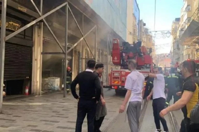 İstiklal Caddesi'nde korkutan yangın! Kiliseye sıçradı
