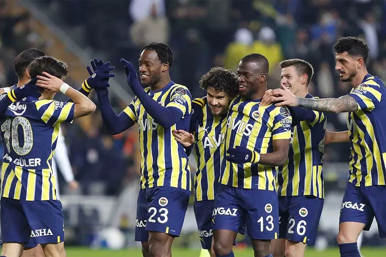 Kadıköy'de tarihi gece! Fenerbahçe tur için sahaya çıkıyor! İşte 11'ler...