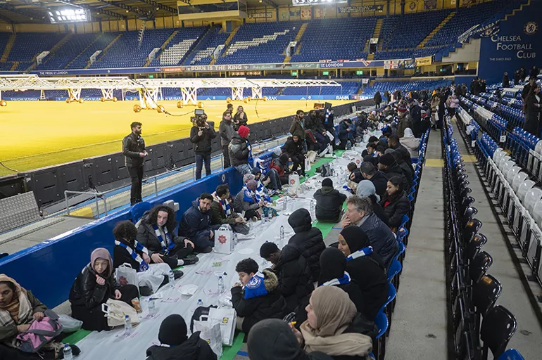 Londra'da ramazan etkinliği: Stamford Bridge'de ilk ezan, ilk iftar!