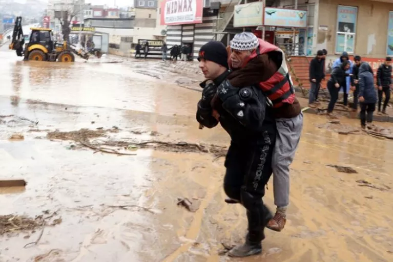 Mehmetçik yine sahada! Sel felaketinde mahsur kalan vatandaşı sırtında taşıdı