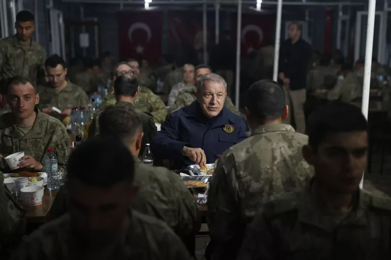 Milli Savunma Bakanı Akar ilk iftarını Mehmetçik ile birlikte yaptı!