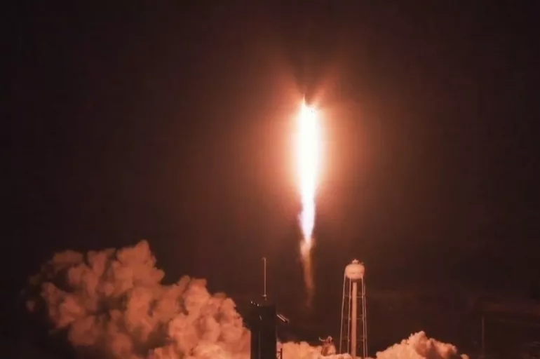 NASA'da tarihi gün! SpaceX üretimi Falcon 9 roketi fırlatıldı