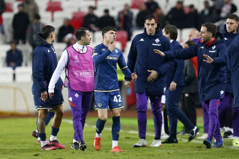 Sivas'ta rezillik! Sahaya giren taraftar Fiorentina futbolcusunun burnunu kırdı