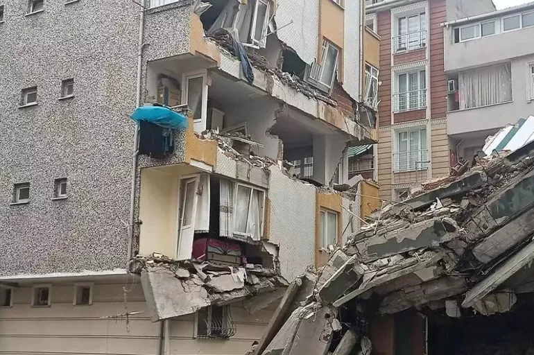 Son dakika: İstanbul'da yıkımı yapılan bina yanındaki binanın üzerine çöktü