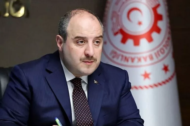 Bakan Varank, Kılıçdaroğlu'nun seccadeye basmasını yorumladı: Halkın değerlerine bu kadar yabancı!