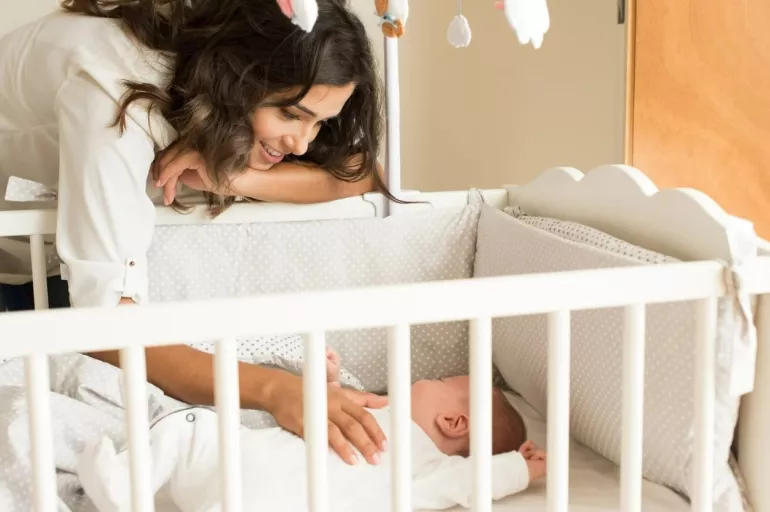 Bebekler anne baba yanında mı yatmalı? Bebekler odasına nasıl alıştırılır?