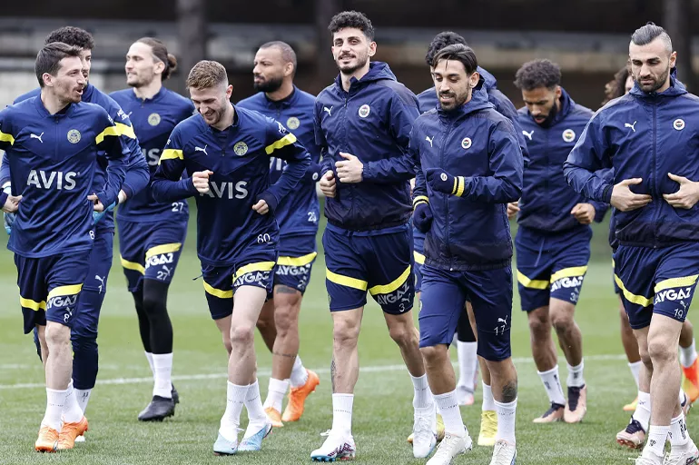 Fenerbahçe'den taraftarını üzecek haber: 5 Eksik!