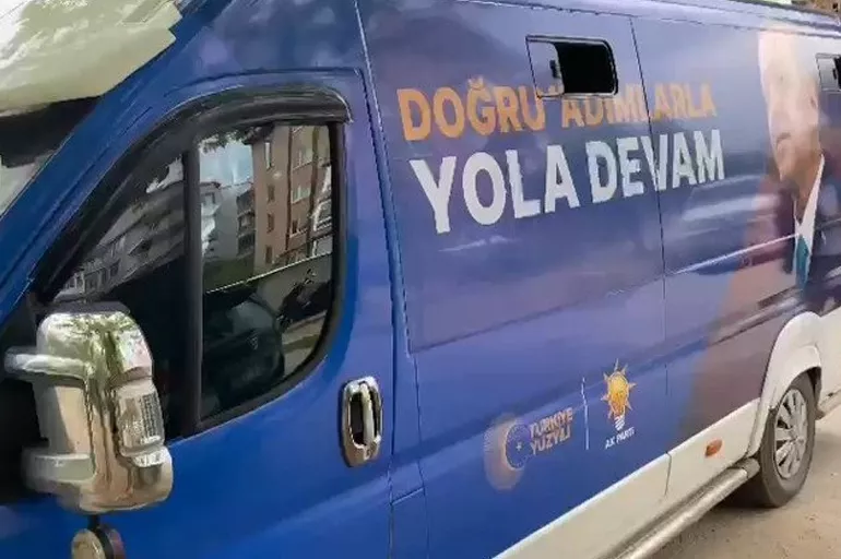 AK Parti'nin seçim otobüsüne çirkin saldırı: İki gözaltı!
