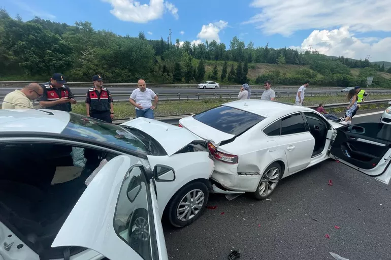 Anadolu Otoyolu'nda zincirleme trafik kazası: Yaralılar var!