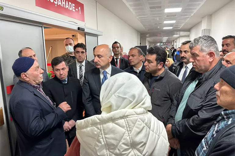 Bakan Karaismailoğlu'ndan Trabzon'da trafik kazasında yaralananlara ziyaret