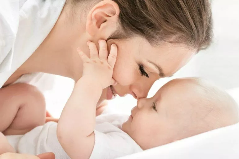 Bebekler ne zaman görmeye başlar? 5 duyu organı gelişimi ne zaman tamamlanır?