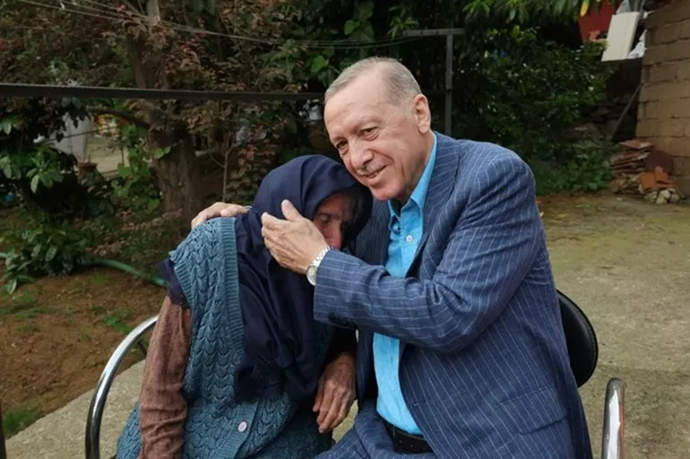 Cumhurbaşkanı Erdoğan’dan eski komşusu Binnaz teyzeye sürpriz ziyaret!